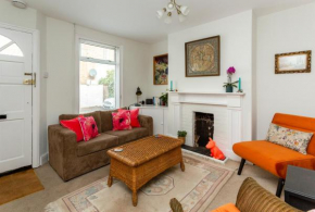 Sandpiper cottage: Quaint 2 bedroom cottage in central location